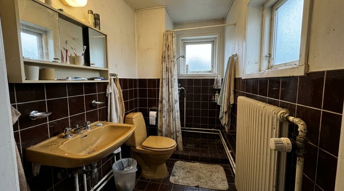 Ældre udtjent badeværelse før renovering